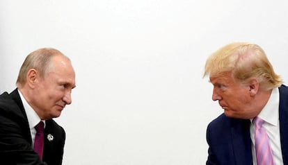 Vladímir Putin y Donald Trump, en la cumbre del G-20 en Osaka en 2019.