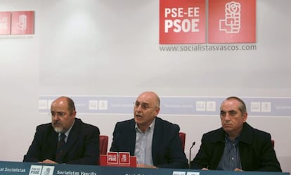 Los líderes del PSE-EE Txarli Prieto, Rodolfo Ares e Iñaki Arriola, durante la valoración realizada hoy tras la reunión con el PNV.