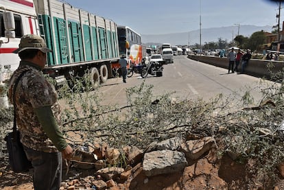 Seguidores de Evo Morales bloquean una carretera, este miércoles en Cochabamba (Bolivia). 