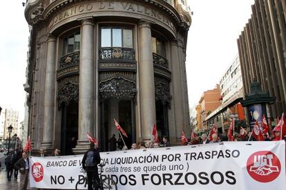 Los trabajadores del Banco de Valencia frente a la sede de la calle Pintor Sorolla.