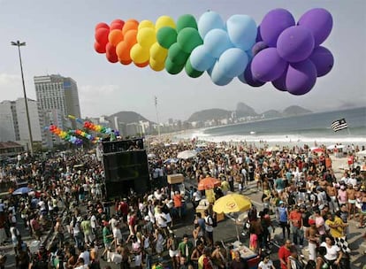 Este fue el XII Desfile del Orgullo GLTB (Gays, Lesbianas, Bisexuales y Transexuales) una fiesta que en otras ediciones había sido criticada por llegar a ridiculizar la imagen de este colectivo y que esta vez decidió ser más aguerrido y combatiente "sin abandonar la ternura".