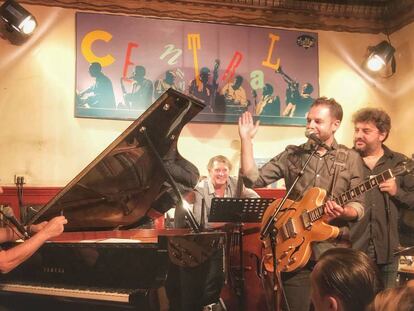 Ben Sidran al piano junto a Billy Peterson (al fondo, contrabajo) y Antonio Serrano (armónica, derecha).