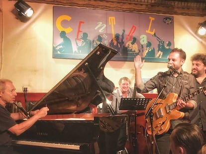 Ben Sidran al piano junto a Billy Peterson (al fondo, contrabajo) y Antonio Serrano (armónica, derecha).