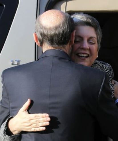 El vicepresidente Alfredo Pérez Rubalcaba abraza a la secretaria de Estado estadounidense, Janet Napolitano.