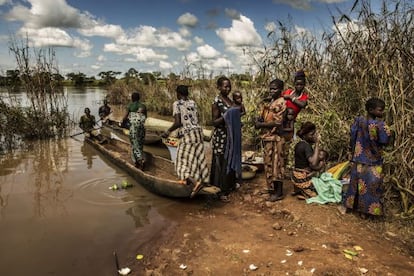 Habitantes de la ciudad de Bouca, en el noreste de la República Centroafricana dejan sus hogares por el conflicto armado.