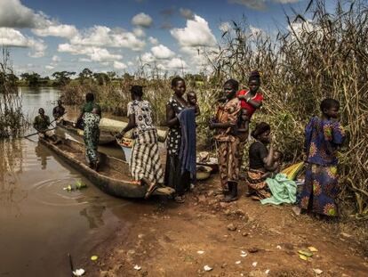 Habitantes de la ciudad de Bouca, en el noreste de la República Centroafricana dejan sus hogares por el conflicto armado.