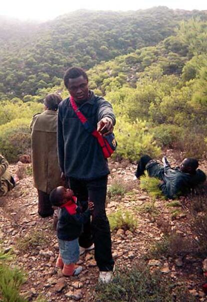 Un inmigrante y su hijo, fotografiados por otro compañero del grupo de subsaharianos que se esconden en los bosques de Nador.