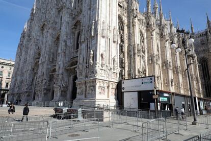 Italia es el país de Europa que ha registrado el mayor número de contagiados, lo que preocupa a sus vecinos, entre ellos Francia, Suiza y Austria. En la imagen, la catedral de Milán (Duomo di Milano) cerrada por el brote de coronavirus, este lunes.