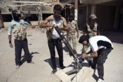 Rebeldes sirios preparan un lanzacohetes artesanal en Deir al-Zor.