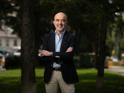 El candidato del PP a la alcaldía de Barcelona, Daniel Sirera, en la avenida de la Diagonal, cerca de Francesc Macià.