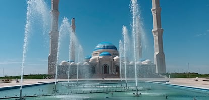 Fuente de La Gran Mezquita de Astaná (Kazajistán), la mayor mezquita de Asia Central, diseñada por Fluidra.