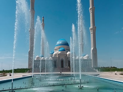 Fuente de La Gran Mezquita de Astaná (Kazajistán), la mayor mezquita de Asia Central, diseñada por Fluidra.