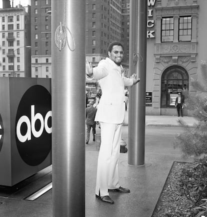 El productor Tom Wilson posa a la salida de los estudios ABC para promocionar su programa de radio 'The Music Factory', en 1967.