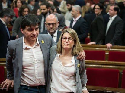 Elsa Artadi (d), de JxCat y Sergi Sabriá, de ERC, abandonan abrazados el hemiciclo tras el pleno en el Parlament de Cataluña.