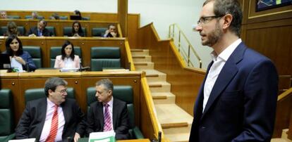 Aburto y Urkullu en la bancada, mientras que Javier Maroto vuelve a su asiento.