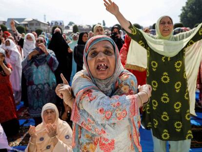 Mujeres de Cachemira gritan consignas a favor de la libertad.