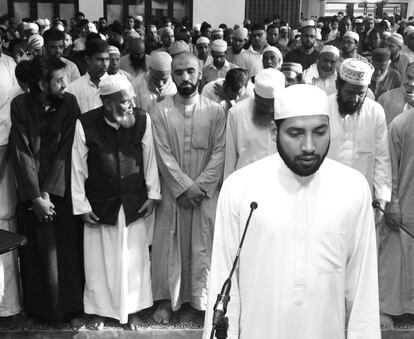 El Imam conduce a la congregación en la oración.