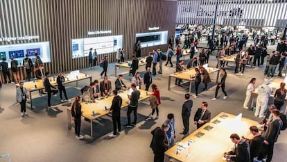 Visitantes del reciente MWC de Barcelona se conectan de forma simultánea en un mostrador de la feria.