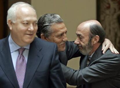 Rubalcaba (a la derecha) felicita a López Garrido en presencia de Moratinos.
