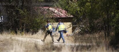 Agentes de Policía Científica acuden al lugar en el que fue hallada la niña secuestrada.