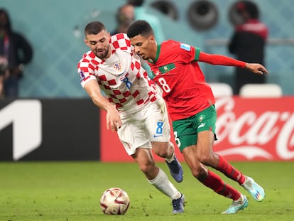 Azzedine Ounahi en una acción con Mateo Kovacic durante el partido entre Marruecos y Croacia durante el Mundial de Qatar, en diciembre.