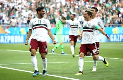 Vela celebra junto a Guardado y Lozano.