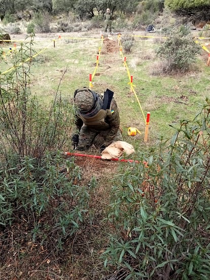 Un militar ucraniano 'limpia' un terreno de minas que le han puesto los instructores españoles como parte de la misión EUMAM en Hoyo de Manzanares (Madrid).