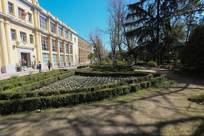 La Finca Vista Alegre se convirtió en Real Sitio tras ser adquirido en 1831 por la reina María Cristina, esposa del rey Fernando VII, y más tarde pasó a la reina Isabel II. Fue María Cristina quien creó el Palacio Viejo, que hoy funciona como centro de formación del profesorado.