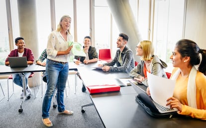 Una profesora universitaria imparte clases de inglés a sus alumnos.