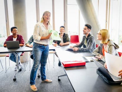 Una profesora universitaria imparte clases de inglés a sus alumnos.