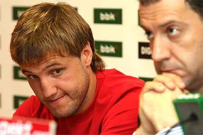 Gurpegui (izquierda) y Fernando Lamikiz, presidente del Athletic, en su conferencia de prensa de ayer.