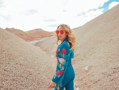 La cantante estadounidense Margo Price, en un retrato promocional tomado en Bentonite Hills (Utah), en 2022.