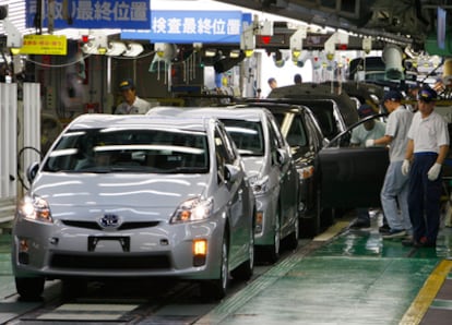 Fotografía de archivo de la adena de montaje del modelo híbrido " Prius" del fabricante de automóviles Toyota, en la planta de Tsutsumi ( Japón) .