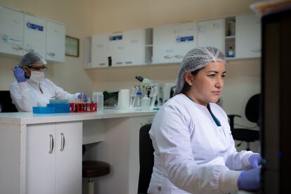 La doctora Mery Arteaga y Goretty Rojas, en el Laboratorio de Ceades, en Cochabamba (Bolivia) dependiente de la Iniciativa Medicamentos para Enfermedades Desatendidas (DNDi, galardonada este jueves con el Premio Princesa de Asturias de Cooperación Internacional 2023. 