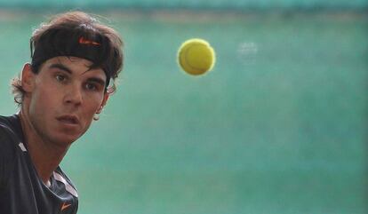 El tenista español Rafa Nadal se prepara en la pista del estadio de la Cartuja para la final de la copa Davis ante Argentina