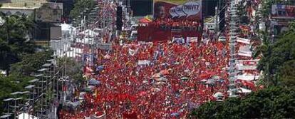 Miles de personas han apoyado en Caracas a Hugo Chávez, en vísperas de las elecciones presidenciales.