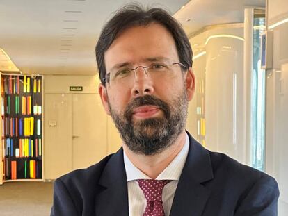 Uría ficha a Miguel Iribarren, catedrático de mercantil de la Universidad de Oviedo