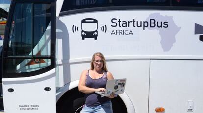 Una viajera del StartupBus posa junto al vehículo.