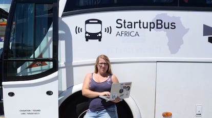 Una viajera del StartupBus posa junto al vehículo.