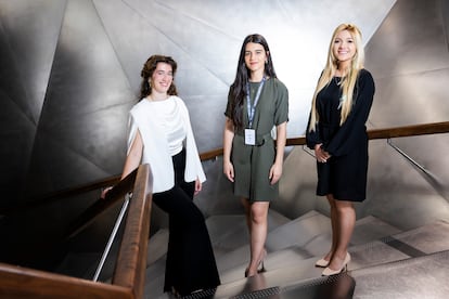 De izquierda a derecha: Yaiza Hernández, Laura Torío y Miriam Vilaplana, becadas por la Fundación La Caixa para estudiar en Londres y Nueva York, este miércoles en Madrid.
