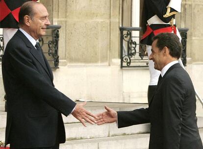 Nicolás Sarkozy ha subido la escalinata del Elíseo, primer paso para convertirse en el vigésimo tercer presidente de Francia. Allí le esperaba su antecesor, Jacques Chirac, antes de pasar revista a la Guardia Republicana.