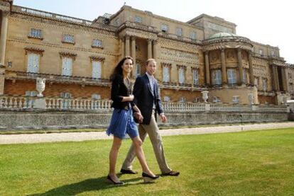 Los duques de Cambridge, Guillermo y Catalina, pasean de la mano en los jardines de Buckingham, en Londres.