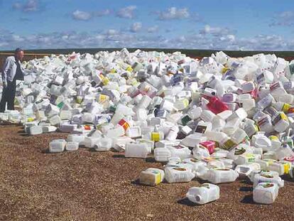 Envases de productos agroquímicos de la compañía Sigfito.