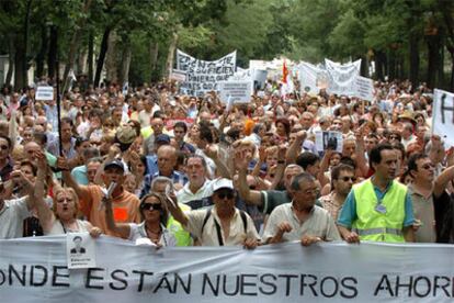 Miles de afectados por la estafa filatélica exigen soluciones al Gobierno, en una multitudinaria manifestación.