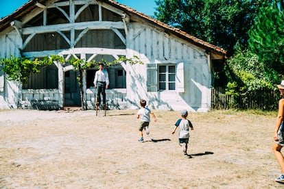 Visitantes en el Écomusee de Marquèze, en el parque natural regional de Las Landas de Gascuña (Francia).