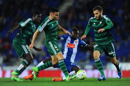 Caicedo pelea por la pelota entre tres jugadores b&eacute;ticos, N&#039;Diaye, Bruno Gonzalez y Pezzella.