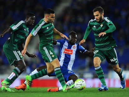 Caicedo pelea por la pelota entre tres jugadores b&eacute;ticos, N&#039;Diaye, Bruno Gonzalez y Pezzella.