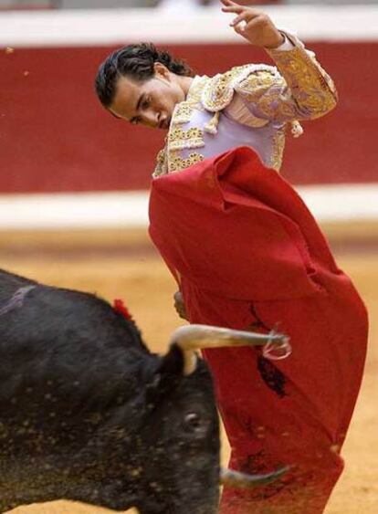 Iván Fandiño, durante la faena de muleta a <i>Pelícano.</i>