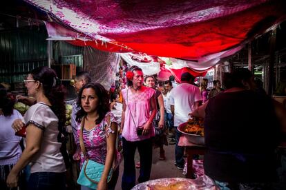 Marisol, no mercado de Juchitán, onde gerencia uma pequena botana (boteco ao ar livre).