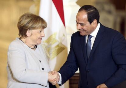 KEF01 EL CAIRO (EGIPTO), 02/03/2017.- El presidente egipcio, Abdelfatah al Sisi (d), estrecha la mano de la canciller alemana, Angela Merkel (i), durante una rueda de prensa tras su reunión en el palacio presidencial de El Cairo, Egipto, hoy 2 de marzo de 2017. Merkel realiza una visita oficial de dos días al país. EFE/KHALED ELFIQI